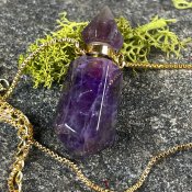 Fairu bottle i ametist från Kani NaturApotek Flower power witch
